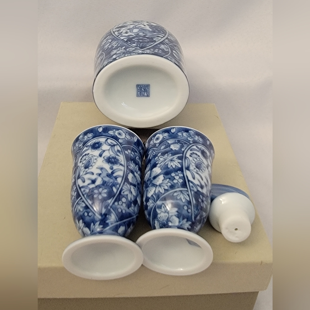 Sanyo Pottery Co Blue and White Chintz Cold Sake Set - Picture 4 of 15